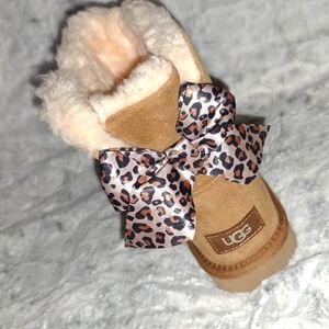 Womens chestnut size 7 Ugg mini bailey bow leopard boots